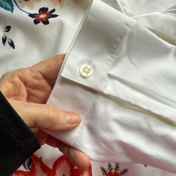 Chicos White Floral Print No Iron Chic Stretch Button Back Tunic Top Size 8 M - Picture 8 of 13